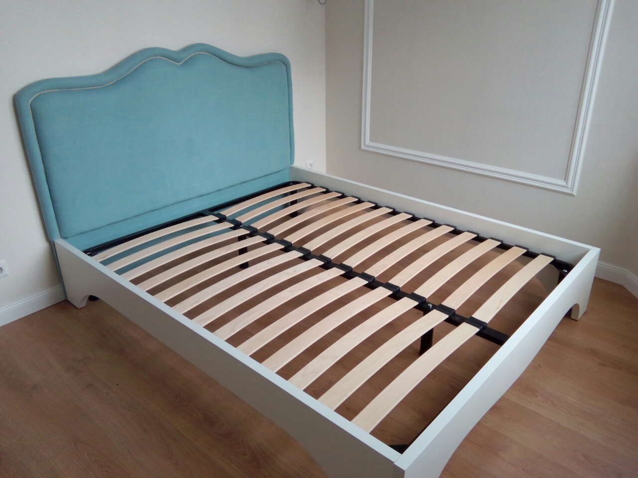 bed with slats