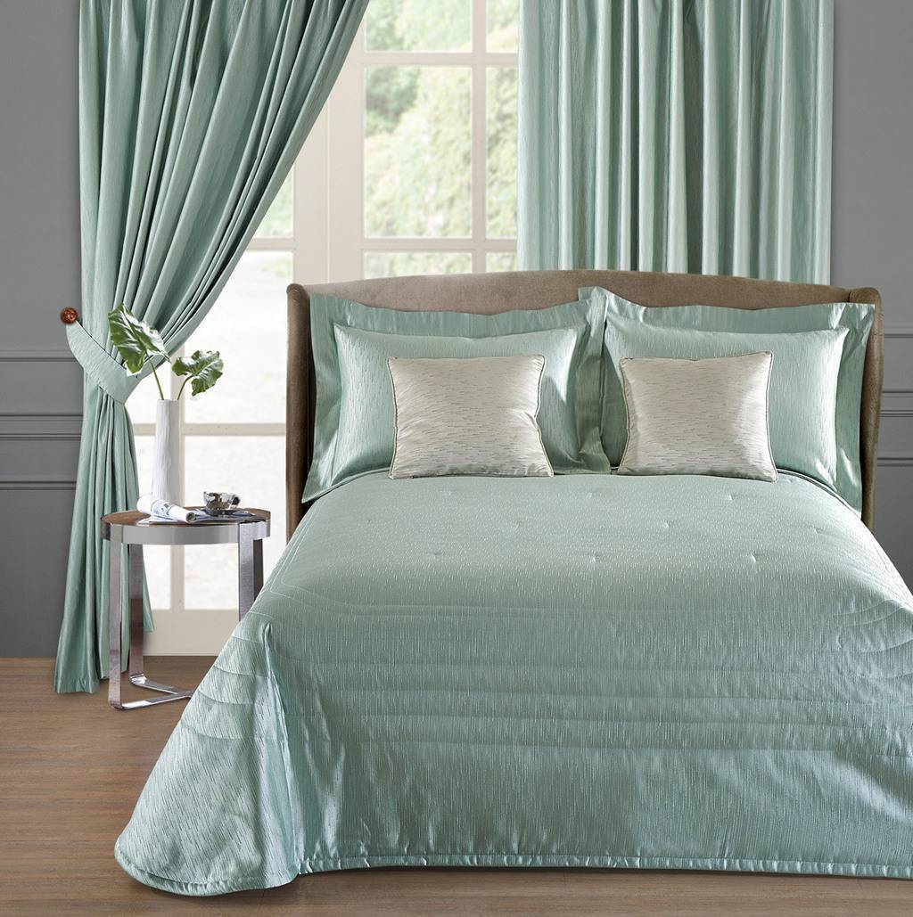 bedspread and curtains photo