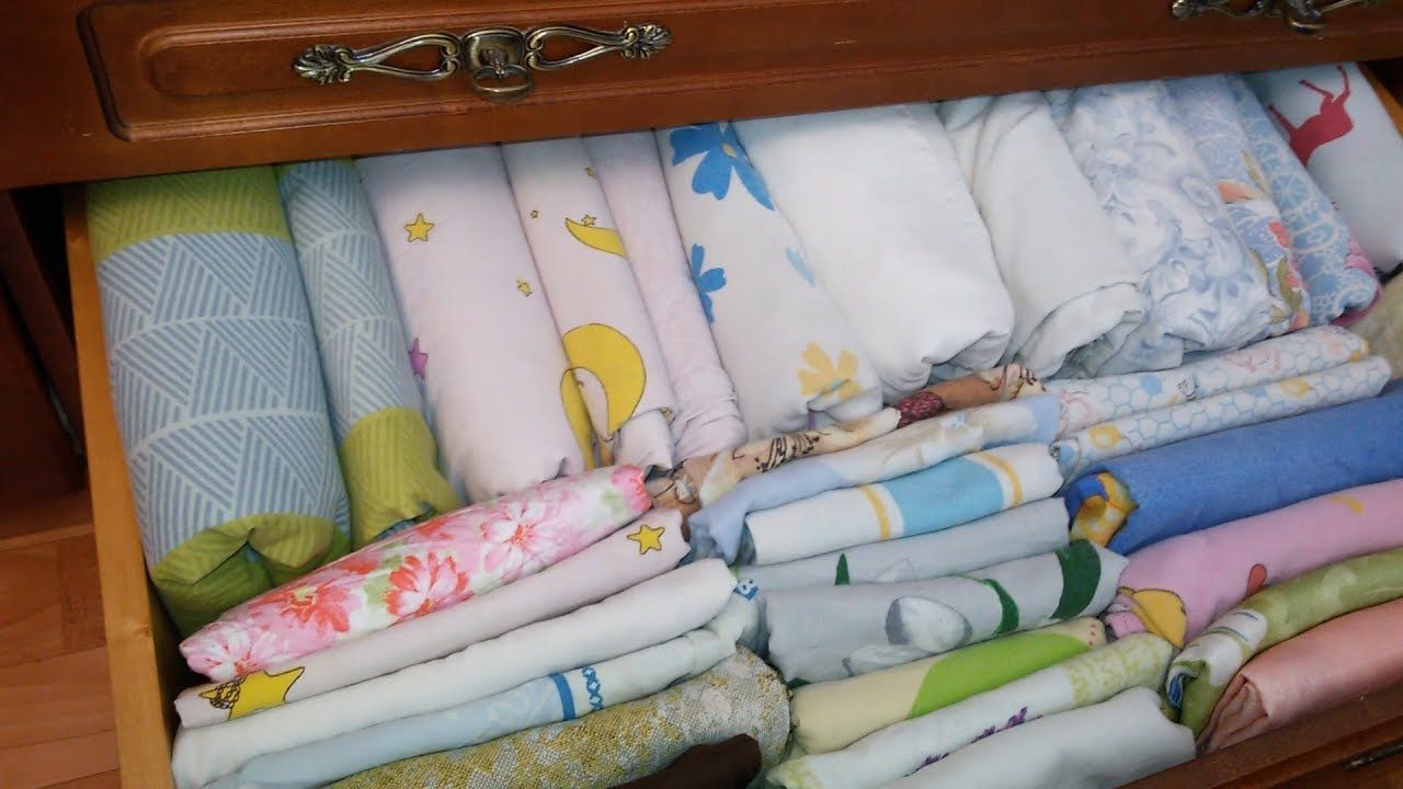 bed linen in the chest of drawers