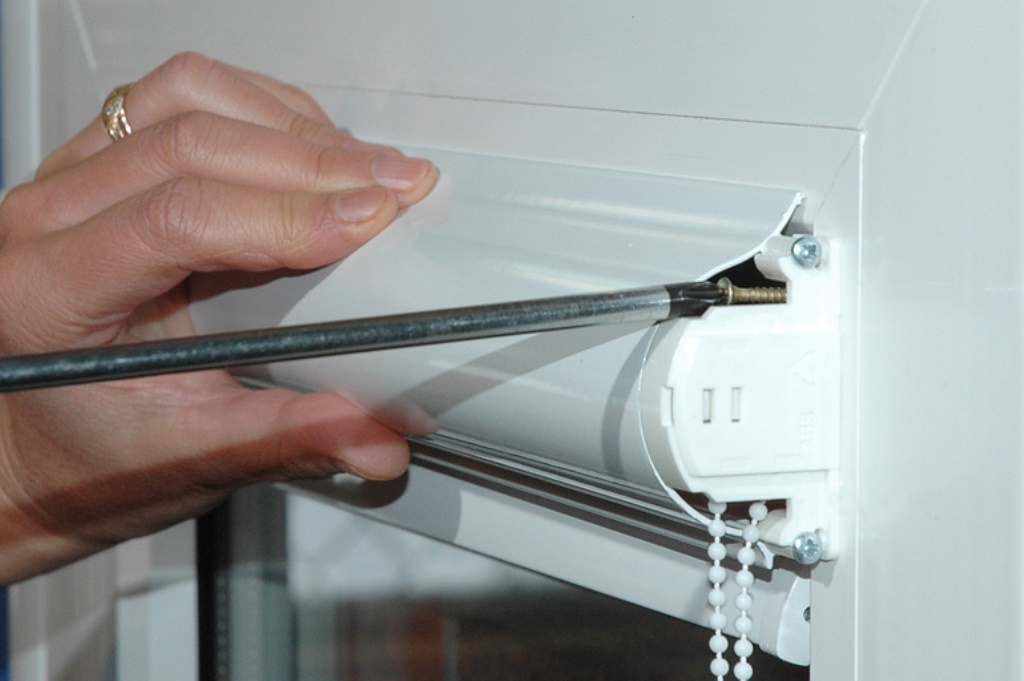 screwing roller blinds with self-tapping screws