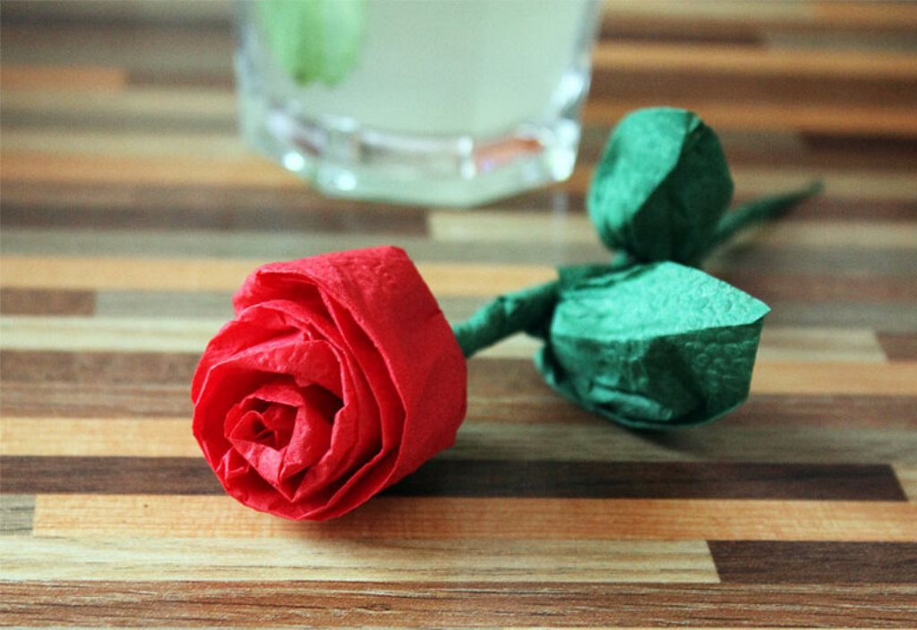 do-it-yourself napkin rose design