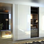 armoire dans le salon blanc