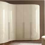 armoire dans le coin salon blanc