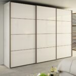 armoire dans le salon blanc large