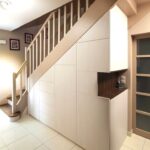 armoire sous l'escalier avec un renfoncement