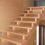 meuble sous escalier en bois clair