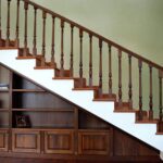 meuble sous escalier en bois foncé