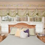 curtains to the windowsill in the bedroom decor ideas