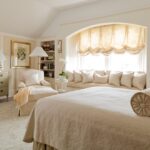 curtains to the windowsill in the bedroom interior ideas