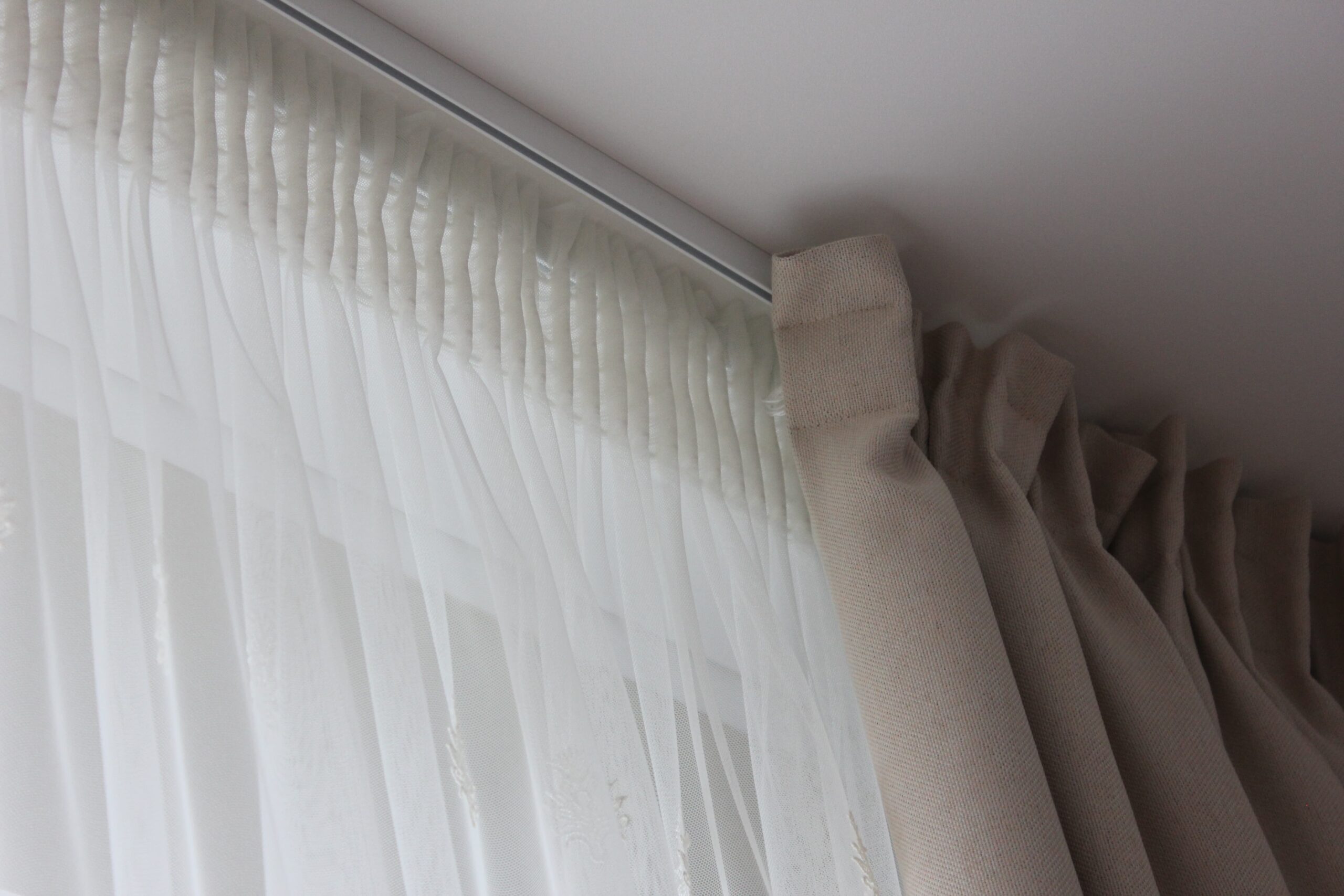 curtains on the profile cornice photo