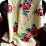 plaid tunisien en tricot avec des roses