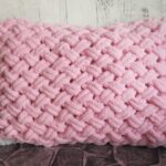 coussin en tricot tunisien rose