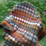 Plaid en tricot tunisien avec losanges