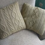 coussin sur aiguilles à tricoter beige