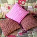 coussin sur aiguilles à tricoter rose avec ksami