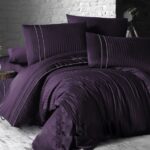 literie en satin violet foncé