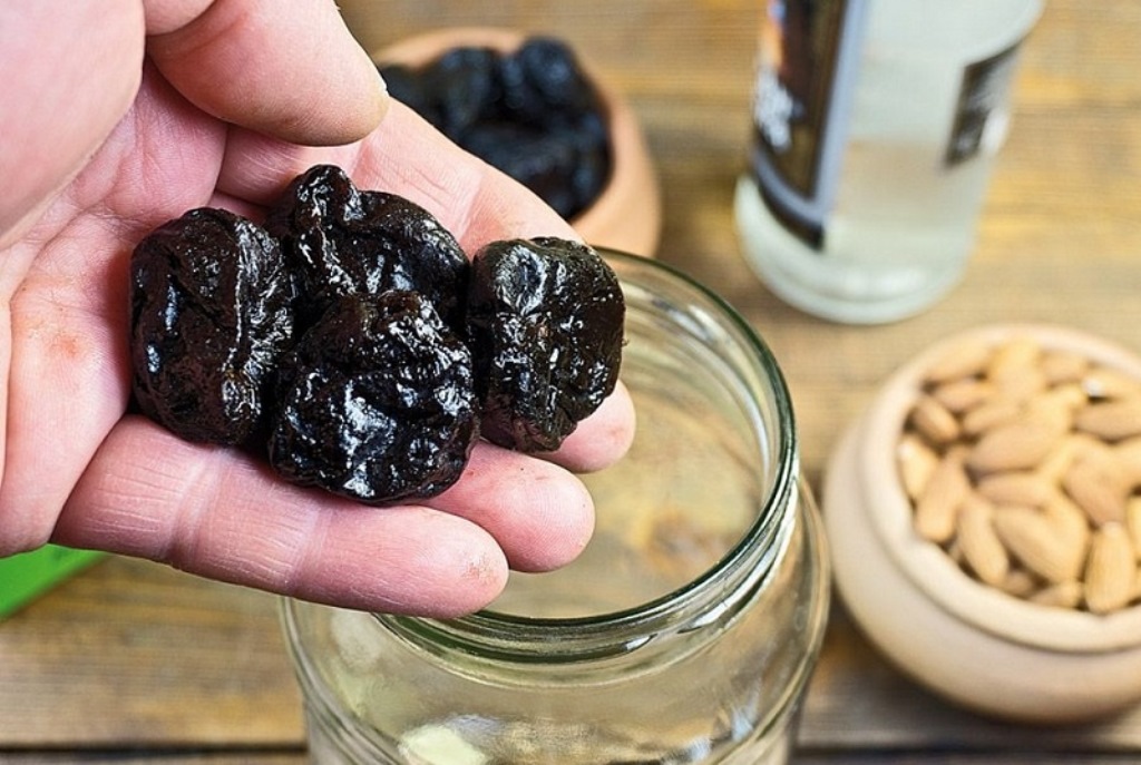 storing prunes in a jar