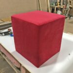 le pouf fait du rouge