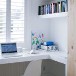 table pour enfants sous la fenêtre