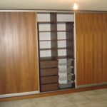 armoire en bois marron