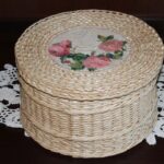 round wicker box beige with roses