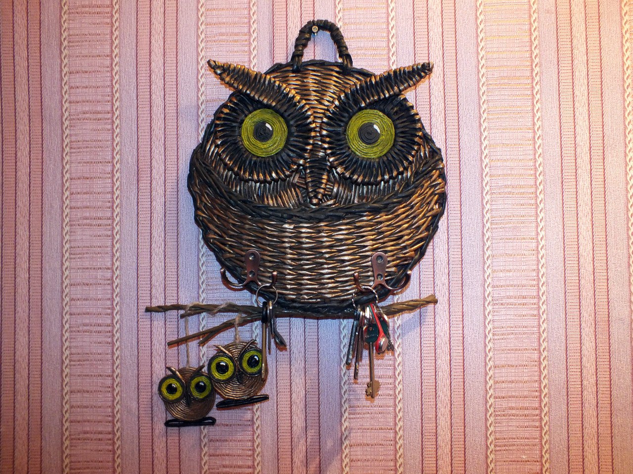 hibou de femme de ménage de tubes de journaux