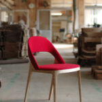 chaise en bois rouge