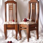 chaise en bois avec des cerises