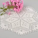 serviette blanche avec des fleurs