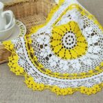 serviette avec bord jaune