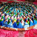 tapis rond fait de morceaux de tissu