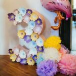 décoration de personnages avec des fleurs