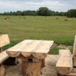 table et banc dans la nature